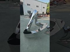이 추상적 유선형 스테인레스 스틸 조각품은 최고 수준의 거울 연마를 채택합니다.